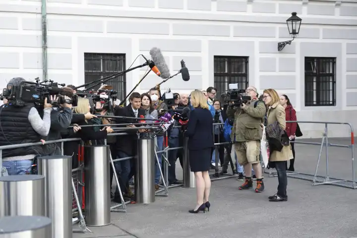 Pressestatement von Beate Meinl Reisinger Neos vor der Hofburg in Wien
