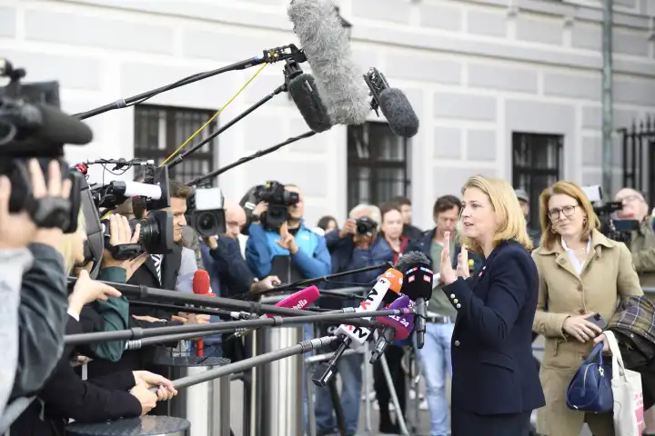 Press statement by Beate Meinl Reisinger Neos in front of the Hofburg in Vienna