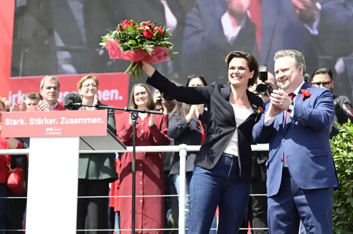 Vienna, Austria. 01 May 2023. SPÖ party leader Pamela Rendi-Wagner and SPÖ Mayor of Vienna Michael Ludwig at the closing rally of the May Day celebration at Vienna's City Hall Square.