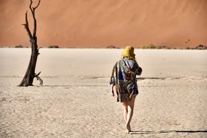 Junge Frau vor Düne und altem baum im Deadvlei, Namibia