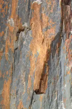 Detail einer spaltrauhen Steinstele
