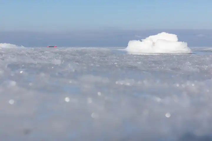 Winter 2018 Schiff im Eis auf Ostsee