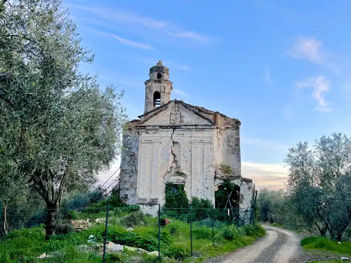 Alte Ruine, Kirche Chiesa di Sant'Andrea in Moltedo (Montegrazie) Imperia Ligurien Italien