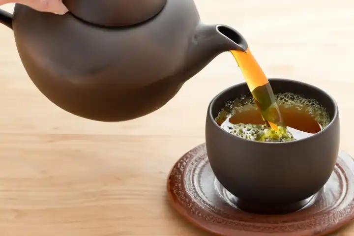 Traditioneller Chinesischer Kräutertee, Teekanne gießt in eine Tasse, KI Generative Illustration.