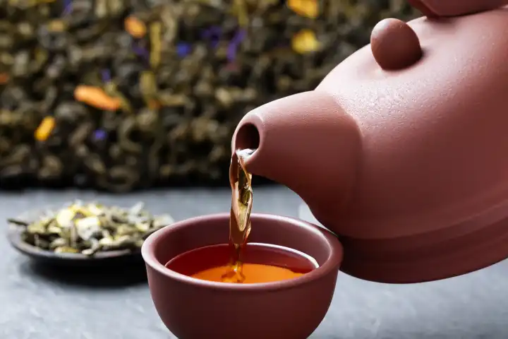 Traditioneller Chinesischer Kräutertee, Teekanne gießt in eine Tasse, KI Generative Illustration.