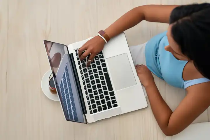 Draufsicht auf eine Frau, die einen Laptop benutzt, KI generiert