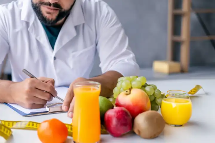 Ernährungswissenschaftlerschreibtisch mit gesunder Frucht, Saft und messendem Band. Ernährungsberater, der an Diätplan arbeitet. Gewichtsverlust und richtige Ernährung Konzept, generiert mit KI