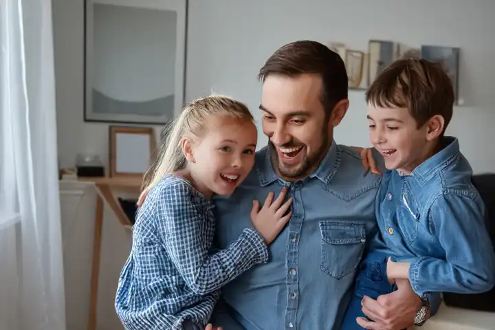 Eine Familie mit 2 Kinder lachen im Wohnzimmer, KI generiert,