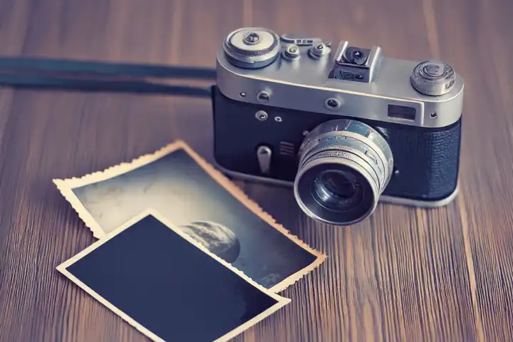 Nahaufnahme Bild der alten Vintage staubigen Kamera mit altem Bild auf unscharfen Hintergrund, selektiver Fokus. Holztisch, drinnen,  KI generiert