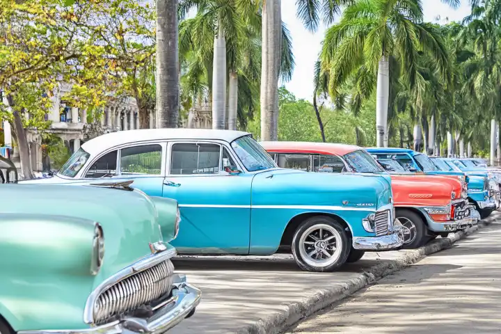 Amerikanische Oldtimer geparkt auf der Straße in der Nähe des Central Park in der Innenstadt von Havanna, Kuba,  KI generiert
