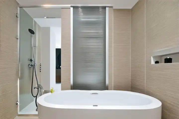 Beigefarbenes Badezimmer mit Badewanne,  KI generiert