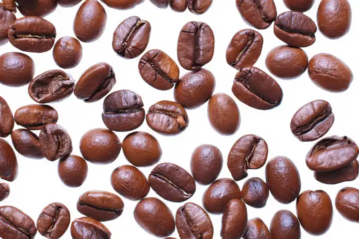 Draufsicht auf Kaffeebohnen isoliert auf weißem Hintergrund, KI generiert
