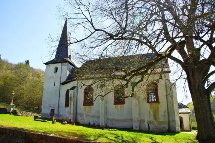 Walholzkirche bei Hunolstein im Hunsrück neben einem alten Friedhof