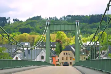 grüne Brücke im Weinort Wehlen bei Bernkasel an der Mosel