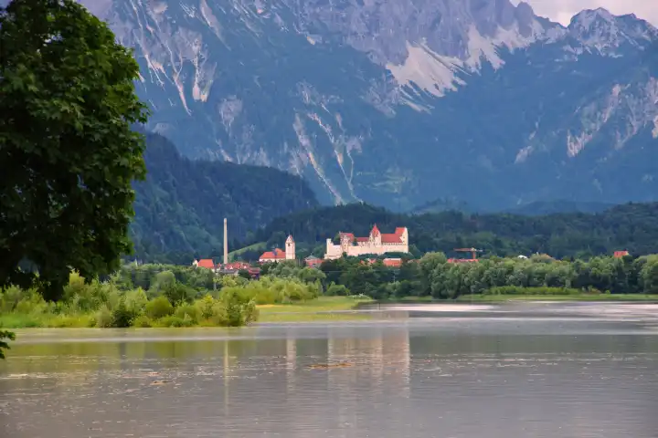 Hohes Schloss Füssen vor mächtiger Bergkulisse