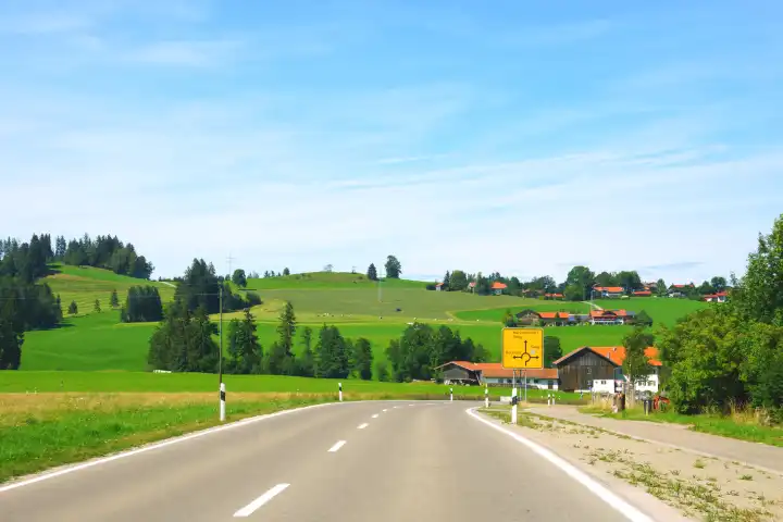 Landschaft und Strasse bei Seeg im Allgäu
