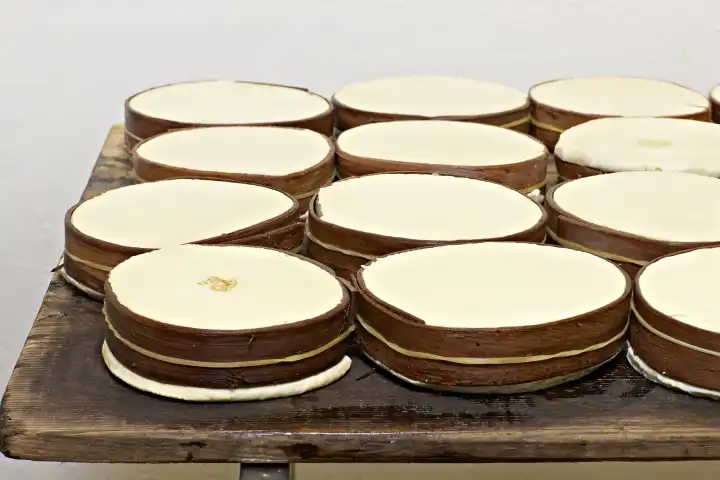 Vacherin Käse in Holzformen aus Fichtenholz