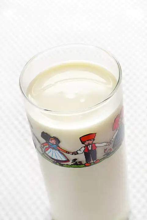 bemaltes Glas mit Milch