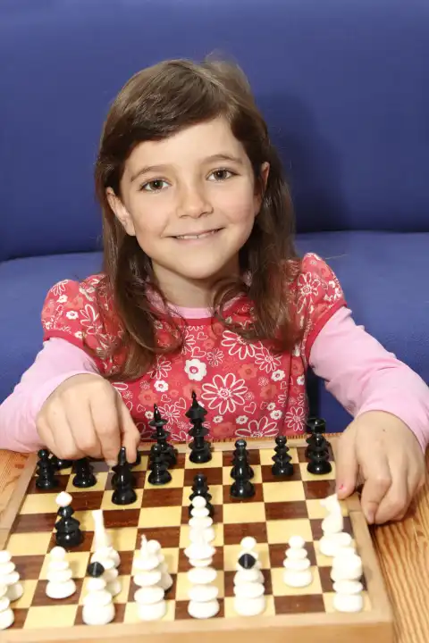 Kind mit Schachbrett