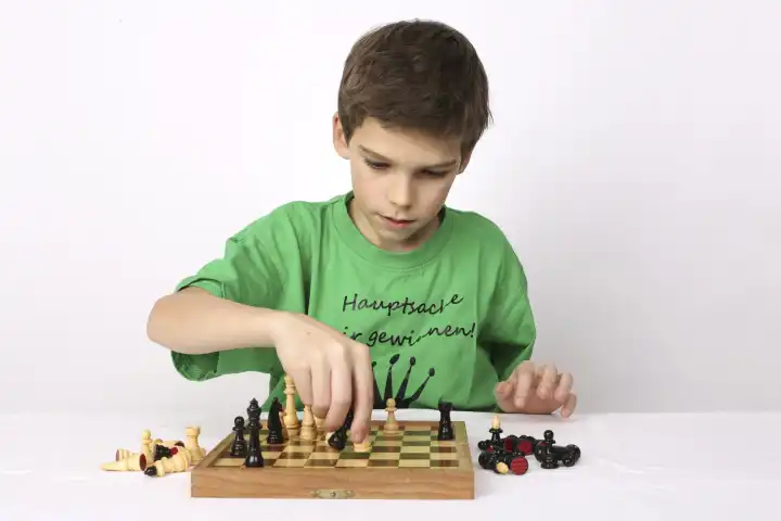 Schach spielender Junge