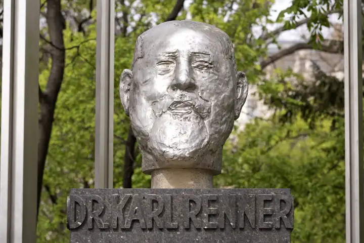 Dr. Karl Renner Denkmal im Wiener Rathauspark, Wien, Österreich