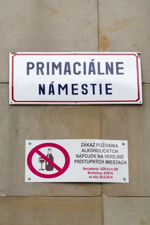 Alkoholverbot am Primatialplatz in Bratislava, Slowakei