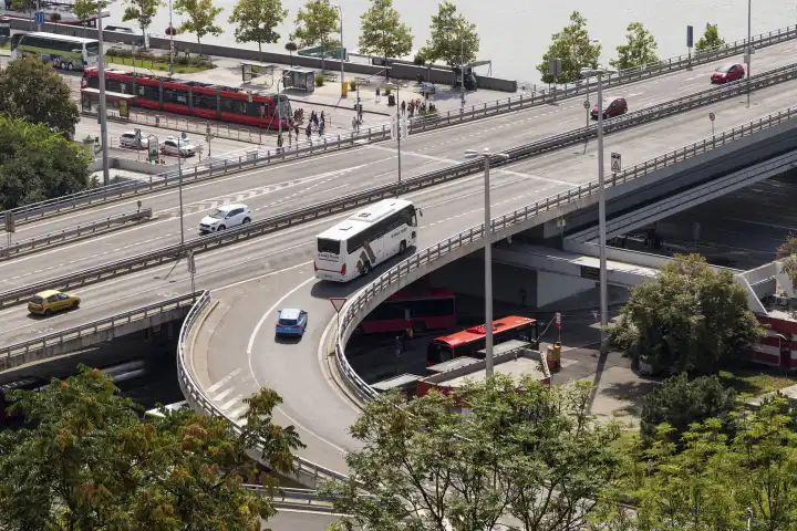 Verkehr, Auffahrt auf die Neue Donaubrücke in Bratislava, Slowakei
