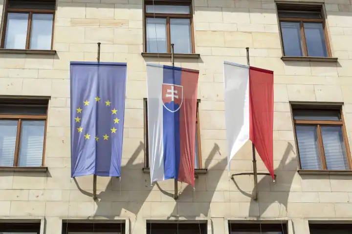 Fahnen am neuen Rathaus in Bratislava, Slowakei