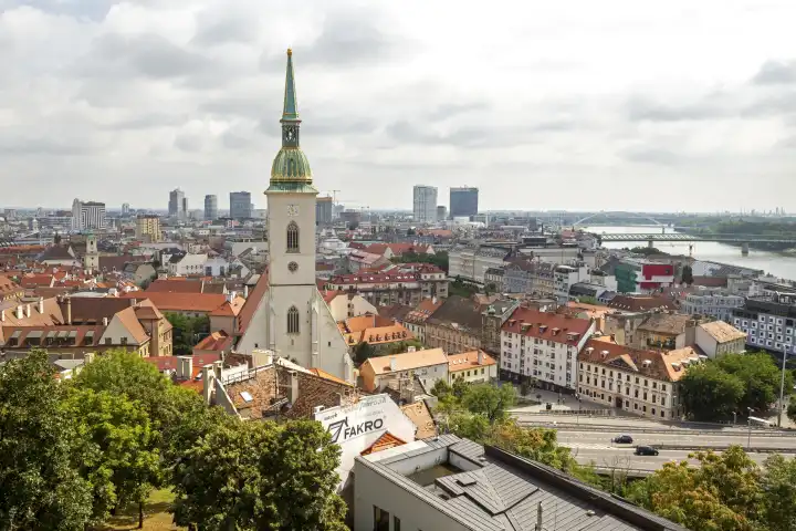 Blick über die Stadt Bratislava mit der Martinskirche, Slowakei