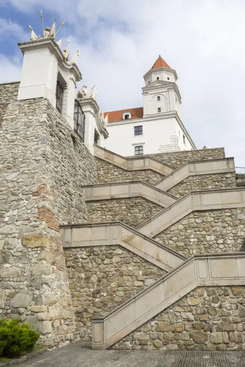 Burg Bratislava mit Eingangstor und Treppe, Slowakei