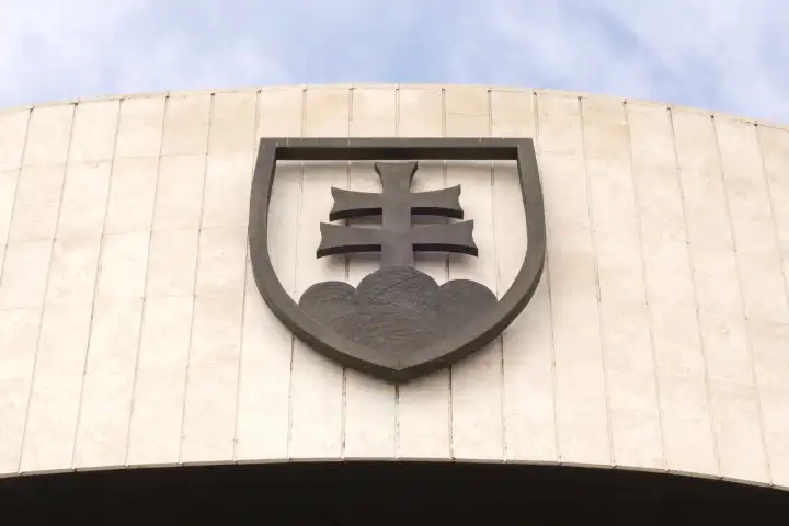 Slowakisches Wappen am Parlamentsgebäude in Bratislava, Slowakei