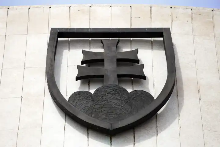 Slowakisches Wappen am Parlamentsgebäude in Bratislava, Slowakei