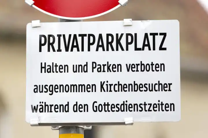 Schild, Parken und Halten verboten, ausgenommen Kirchenbesucher