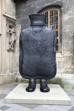 Skulptur, Ausstellung von Erwin Wurm vor dem Wiener Stephansdom in Wien