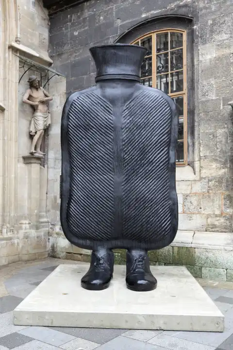 Skulptur, Ausstellung von Erwin Wurm vor dem Wiener Stephansdom in Wien