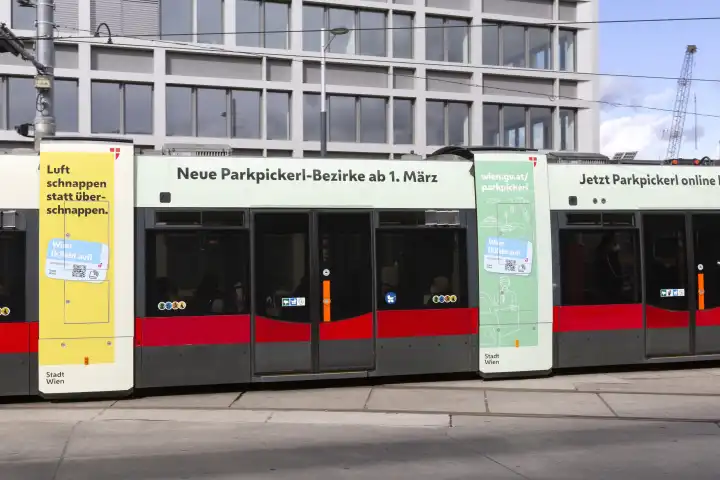 Werbung auf Straßenbahn  Neue Parkpickerl Bezirke ab 1  März 2022