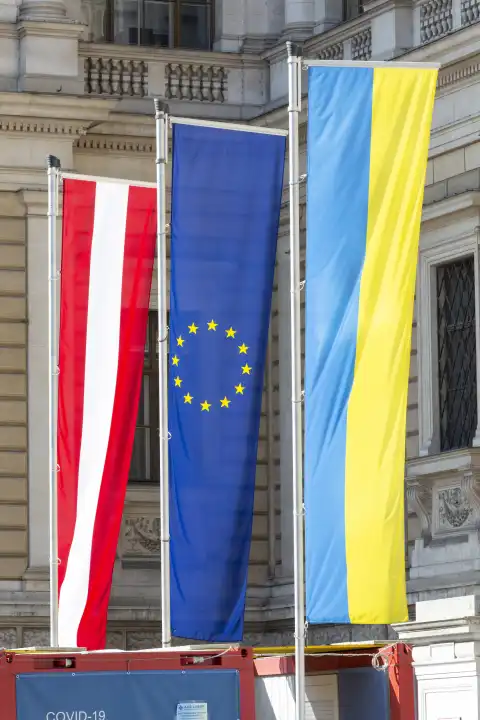 Fahnen an der Universität Wien, Österreichische, Europäische Union und der Ukrainische Fahne
