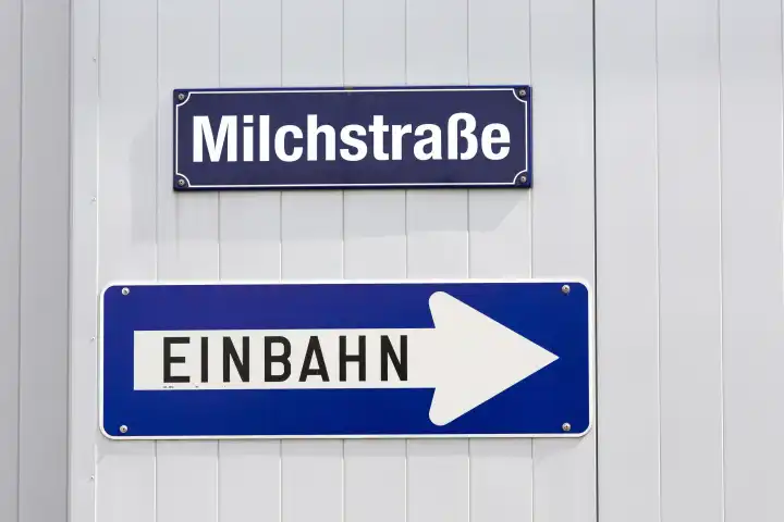 Einbahn, Milchstraße in Salzburg Stadt, Österreich