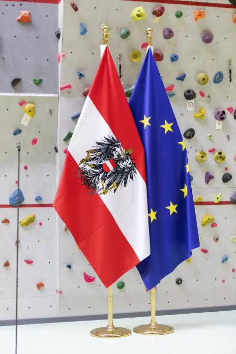 Fahnen von Österreich und der Europäischen Union
