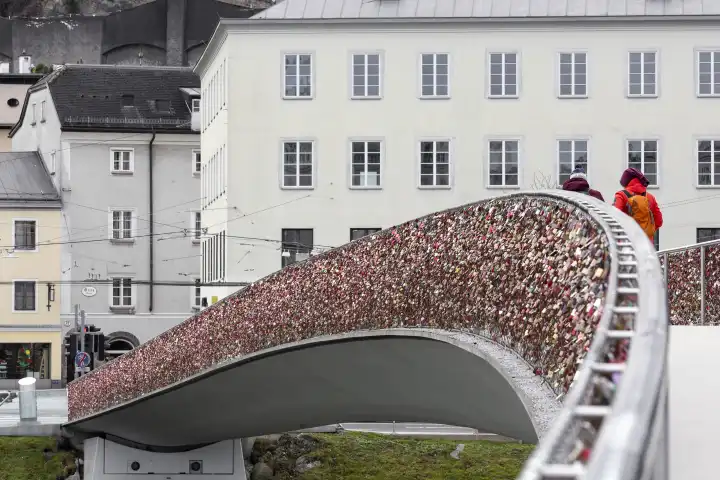Liebesschlösser am Marko Feingold Steg in Salzburg Stadt, Österreich