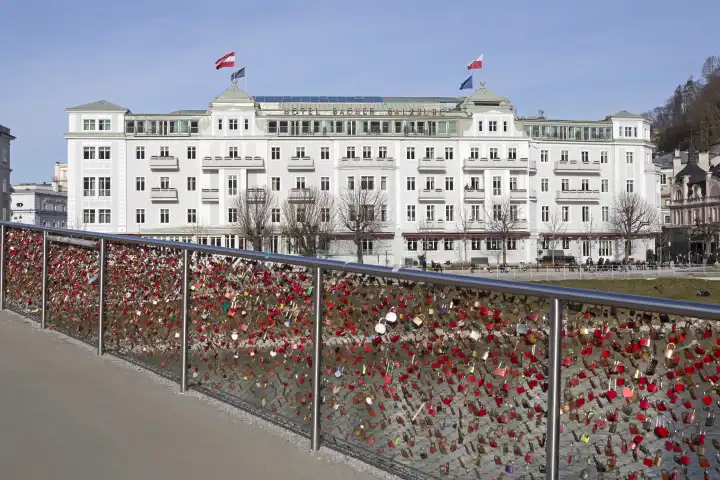 Liebesschlösser am Marko Feingold Steg mit Blick zum Hotel Sacher in Salzburg Stadt, Österreich