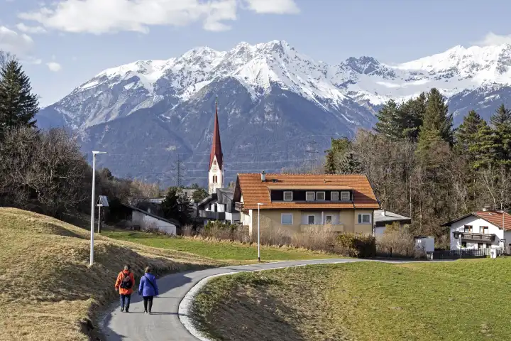 Blick auf Vill mit der Pfarrkirche St. Martin, Stadtteil von Innsbruck, Tirol, Österreich