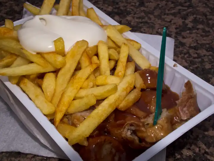 Currywurst, Pommes, Majo