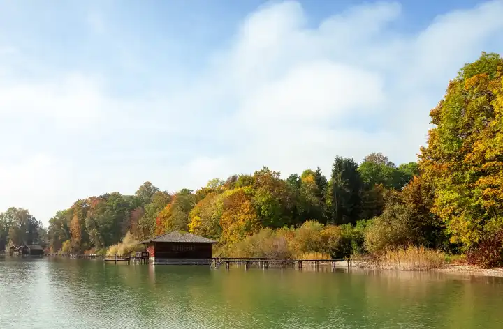 Ein See im Herbst mit Bootshäuser