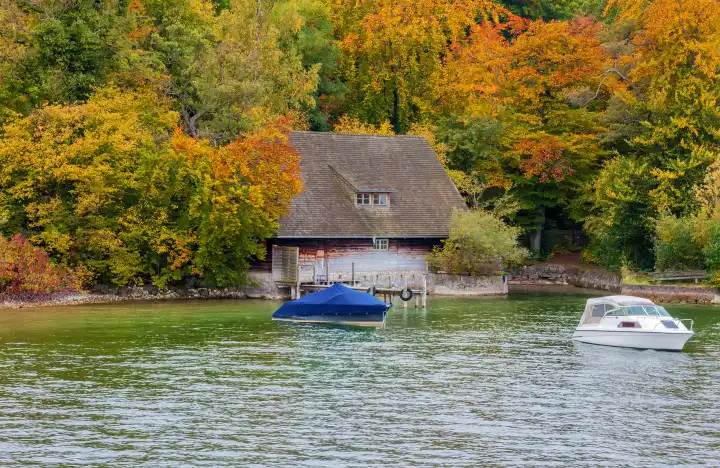 Eine Bootshütte an einem See im Herbst