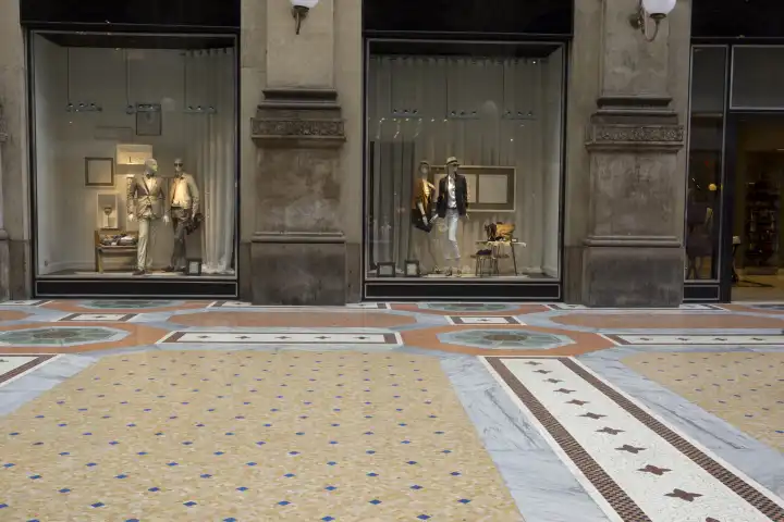 Schaufenster in der Galleria Vittorio Emanuele II , Mailand, Lombardei, Italien, Europa