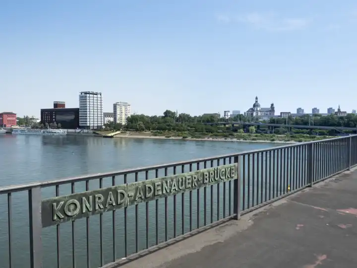 Blick von der Konrad-Adenauer-Brücke auf Mannheim, Baden-Württemberg, Deutschland, Europa