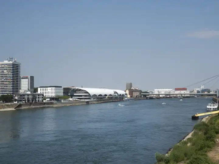 Blick von der Konrad-Adenauer-Brücke auf Ludwigshafen mit der Rhein-Galerie, Rheinland-Pfalz, Deutschland, Europa