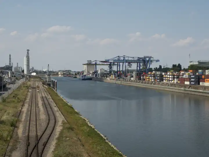 Muehlauhafen harbour, BASF Ludwigshafen on the left banks of the Rhine, container terminal Mannheim on on the right, Rhineland-Palatinate, Baden-Wuerttemberg, Germany, Europe