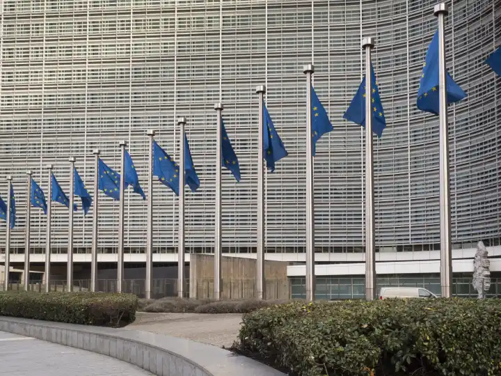 Flaggen vor dem Gebäude der Europäischen Kommission, Brüssel, Belgien, Europa